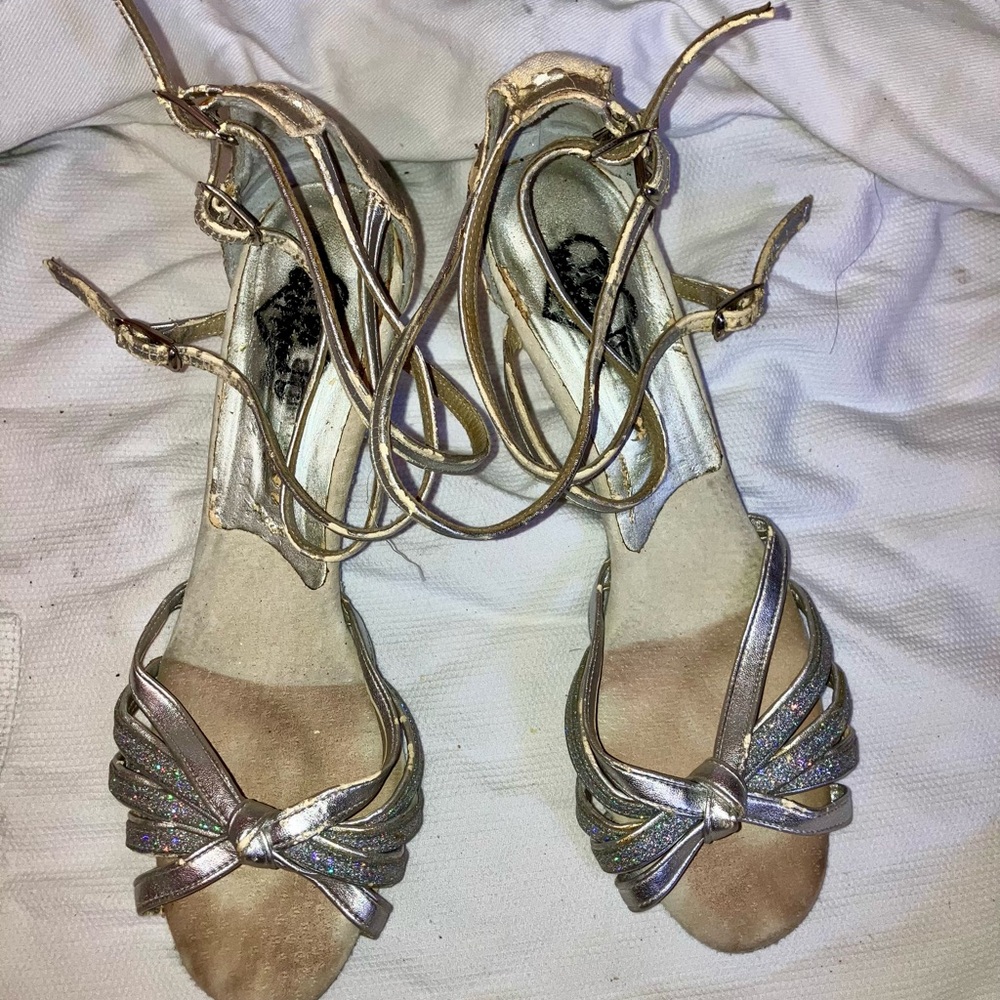 Steps Silver Dance Shoes – Size 7.5 – 2.5” Heel – Suede Sole – Pre-owned